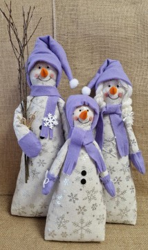 Rodina sněhuláků fialová