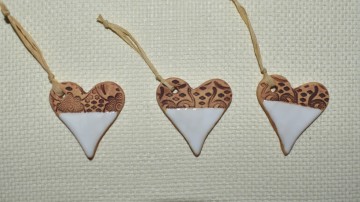 Keramické závěsné srdíčko bílé